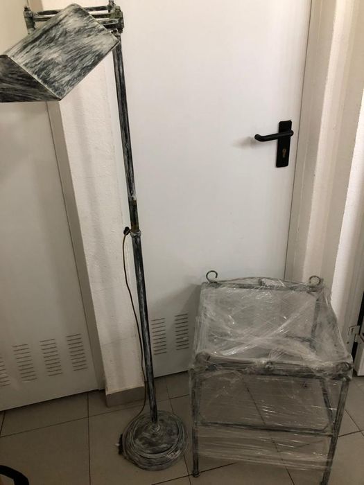 Mesa e candeeiro de pé em ferro