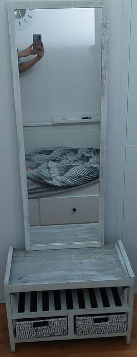 Lustro i szafka na buty z wiklinowymi koszykami