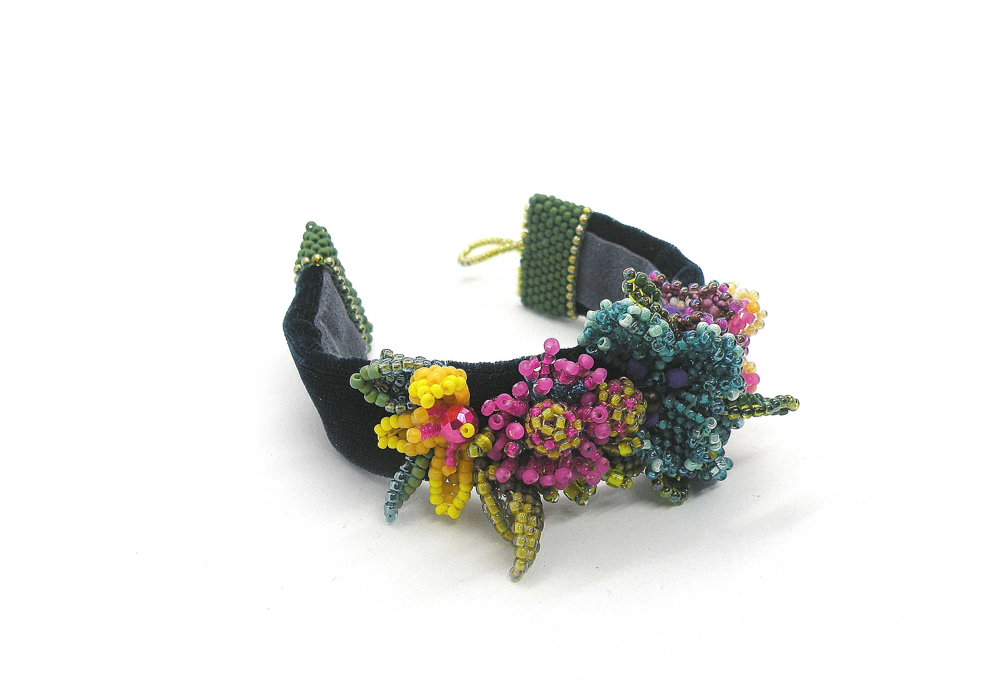 Ręcznie robiona bransoletka z kwiatami z koralików handmade