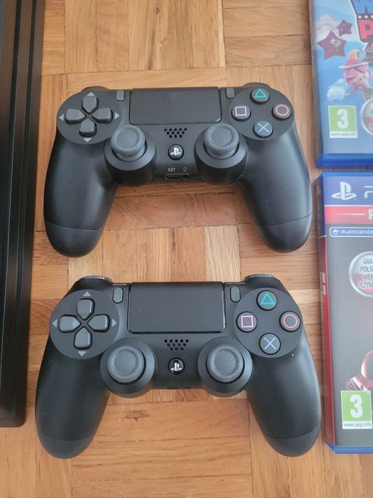 Play Station 4 PRO 1TB + 2 pady + dwie gry