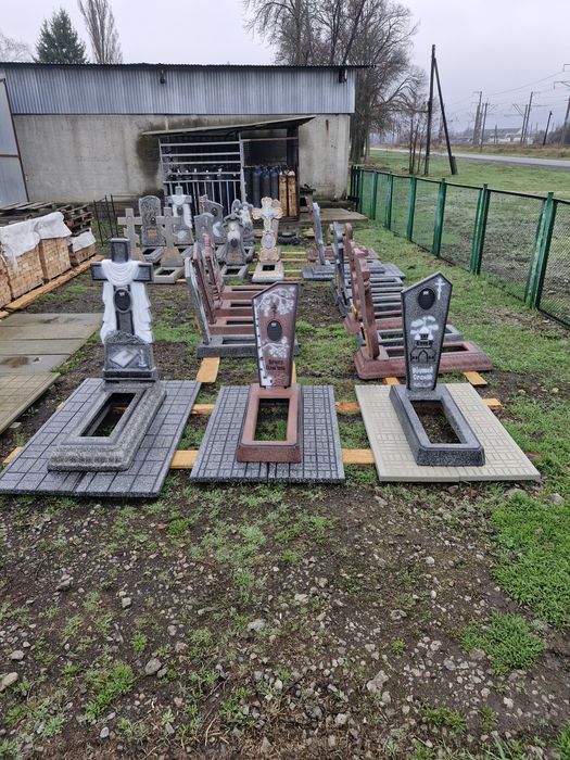 В наявності пам'ятники.  Сахновщина