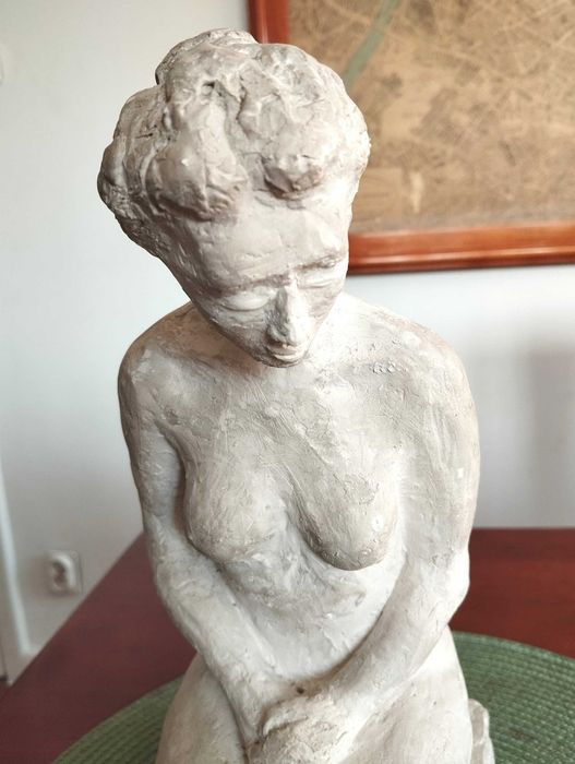 Rzeźba kobieta klęcząca gips