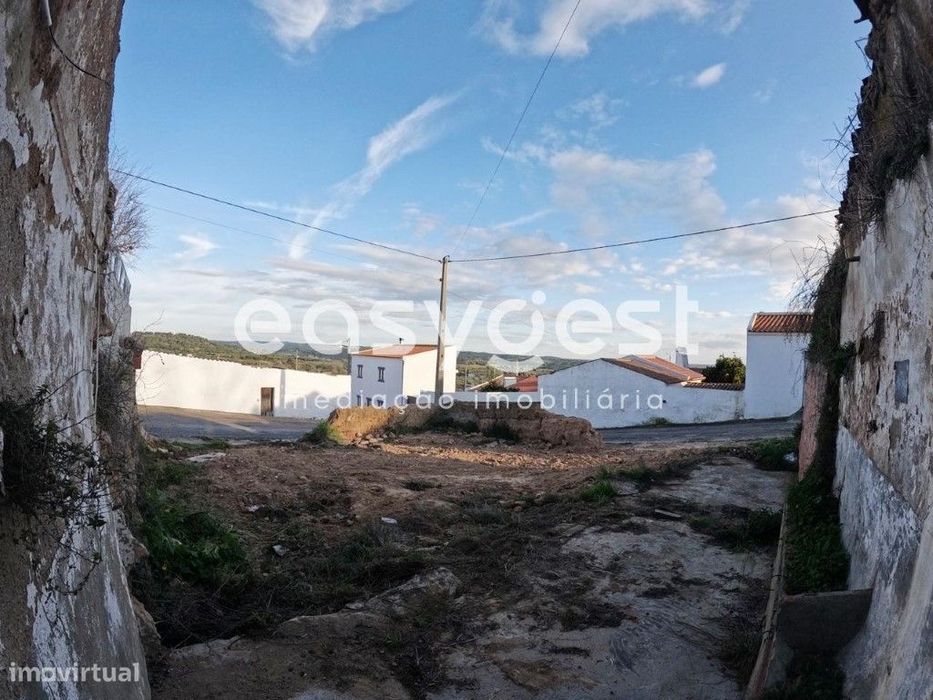Ruína inserida num Terreno com cerca de 136m2 localizada em Alvito