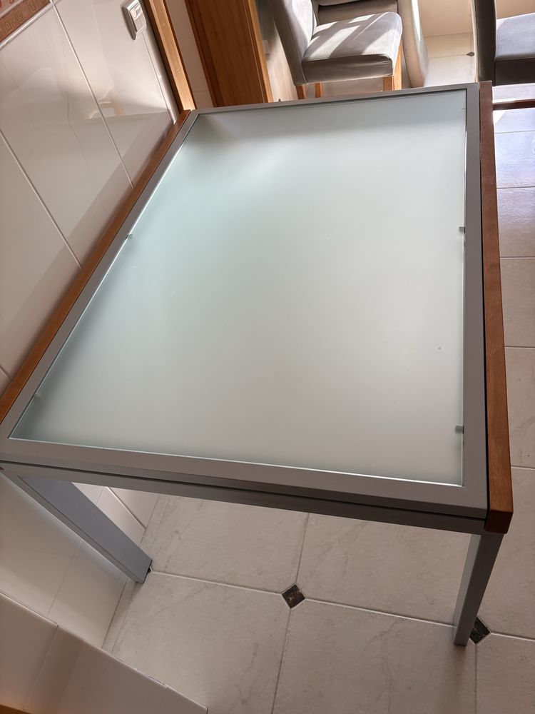 Vendo mesa de jantar com oferta de 4 cadeiras