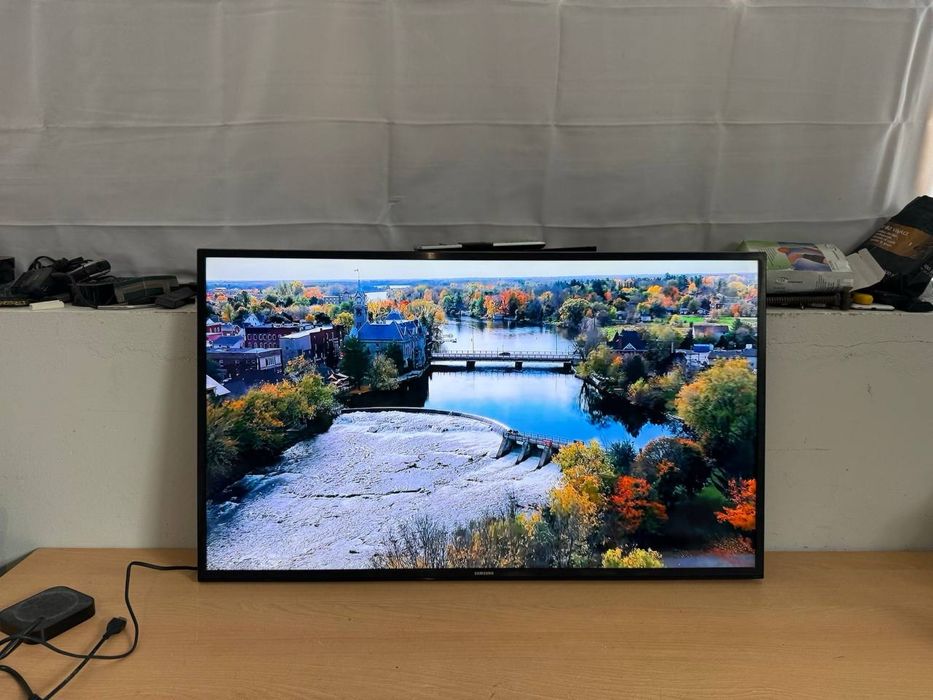 Телевізор Samsung / 40” / 4K UHD / Smart TV / Пульт