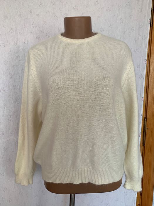 Вовняний жіночий светр кольору масла.Підійде на розмір L,XL.