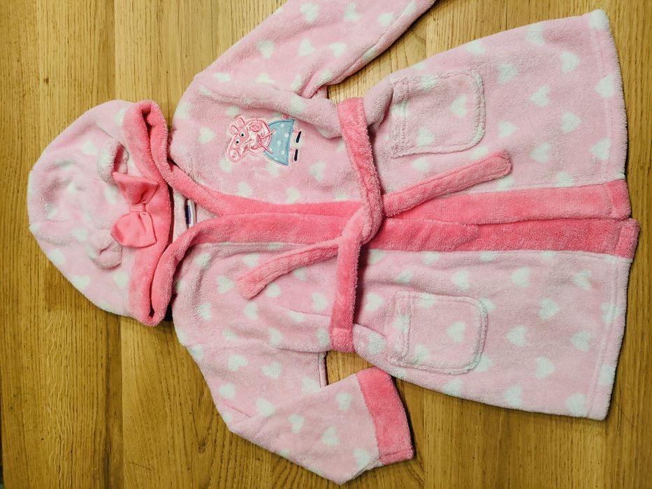 Płaszczyk Świnka Peppa Pig 92 różowy serduszka kąpielowy