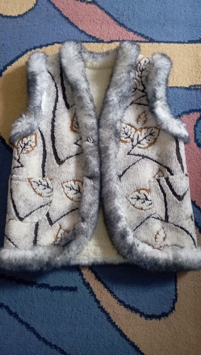 Продам.Мехова жилетка.