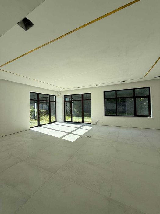 Продаж розкішного  будинку в Брюховичах з завершеним ремонтом