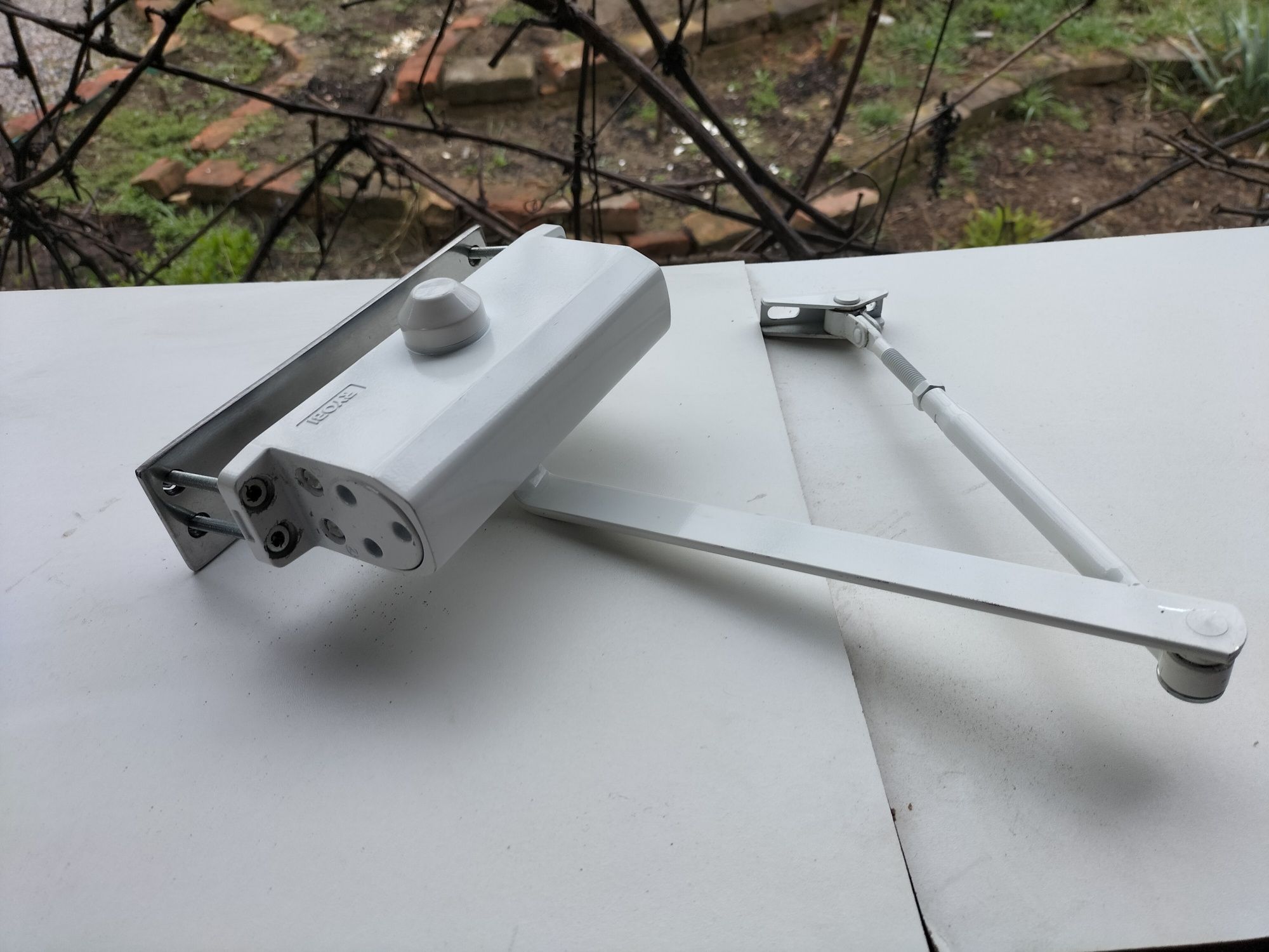 Дверной доводчик Ryobi до 65кг.