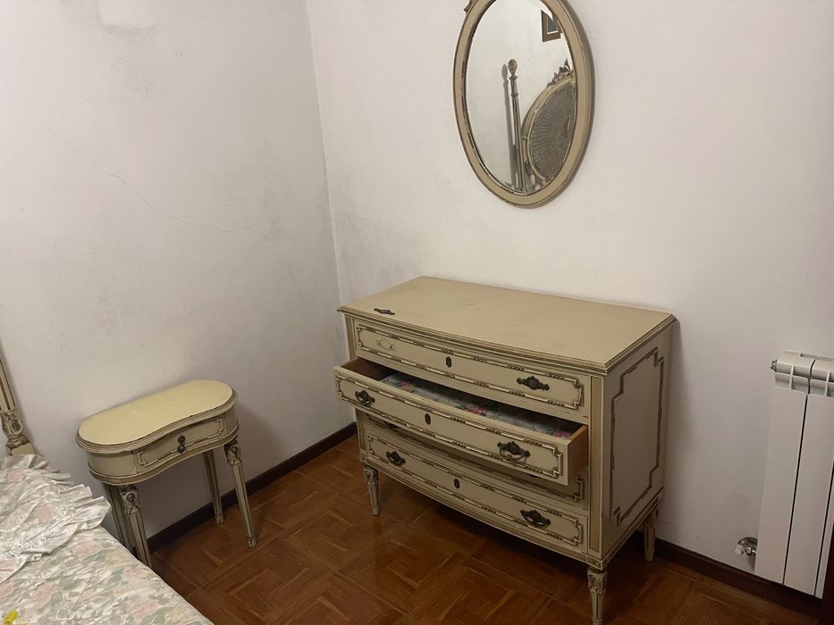Conjunto de quarto antigo e sofá