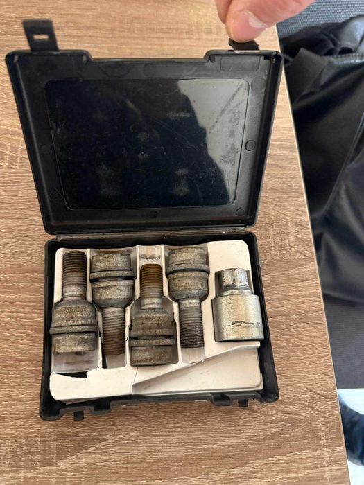 Секретки болти болт Ауди Кью 5  Audi Q5 E-TRON Q3 Q7 Q8