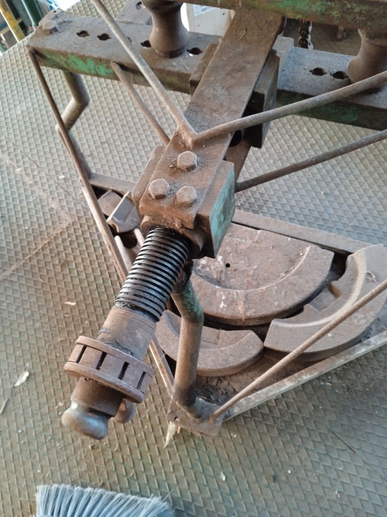 Máquina de fazer curvas manual