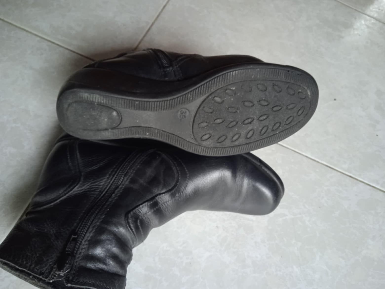 Vendo botas usadas poucas vezes, em pele.