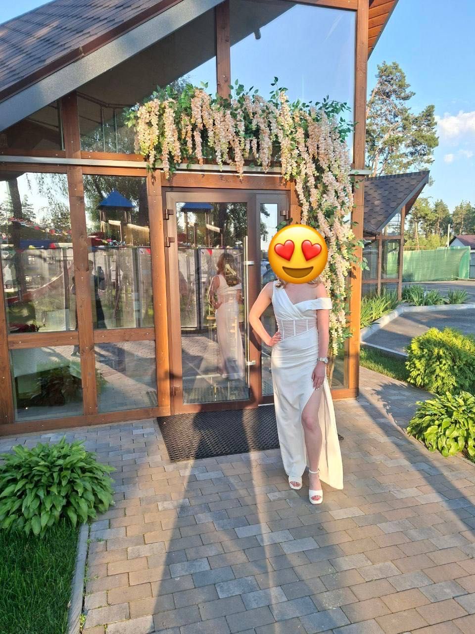 Молочна чат нова сукня максі з драпіруванням, розмір S.
