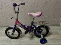 Дитячий велосипед для дівчинки.