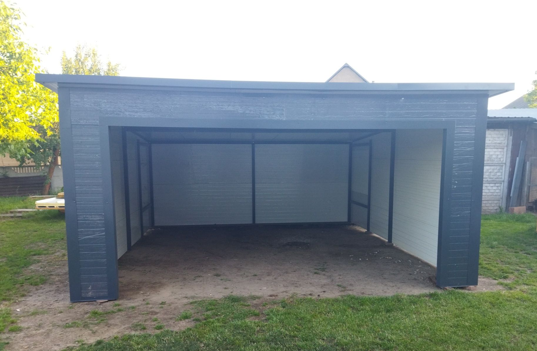 Garaż ocieplany z płyt warstwowych 5x5,5m.