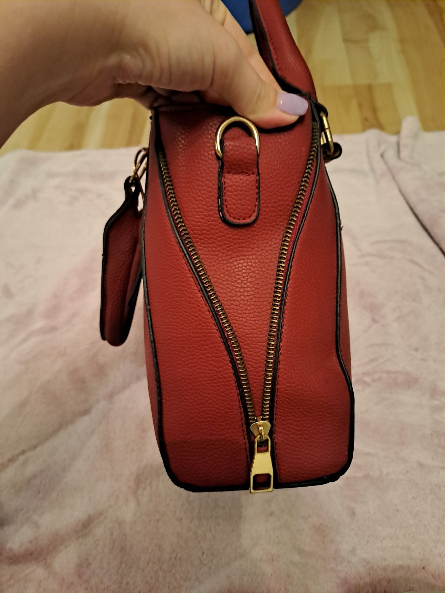 Czerwona torebka kuferek do ręki