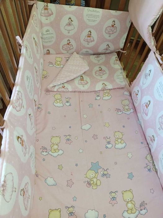 Срочно продам детскую кровать  с матрасом и круговыми подушками .