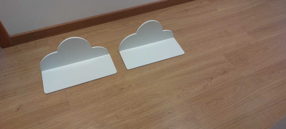 Vendo 2 prateleiras em forma de nuvem