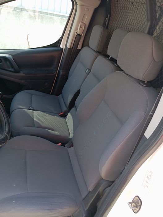 Citroen Berlingo 1.6 HDi
195.000 km
3 lugares
bola de reboque 
ba