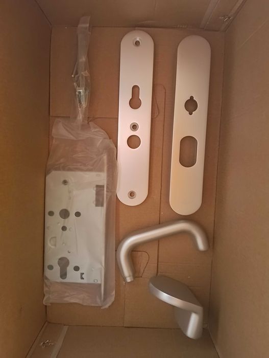 Nowe okucia do drzwi zewnętrznych i wewnętrznych Design Excellence