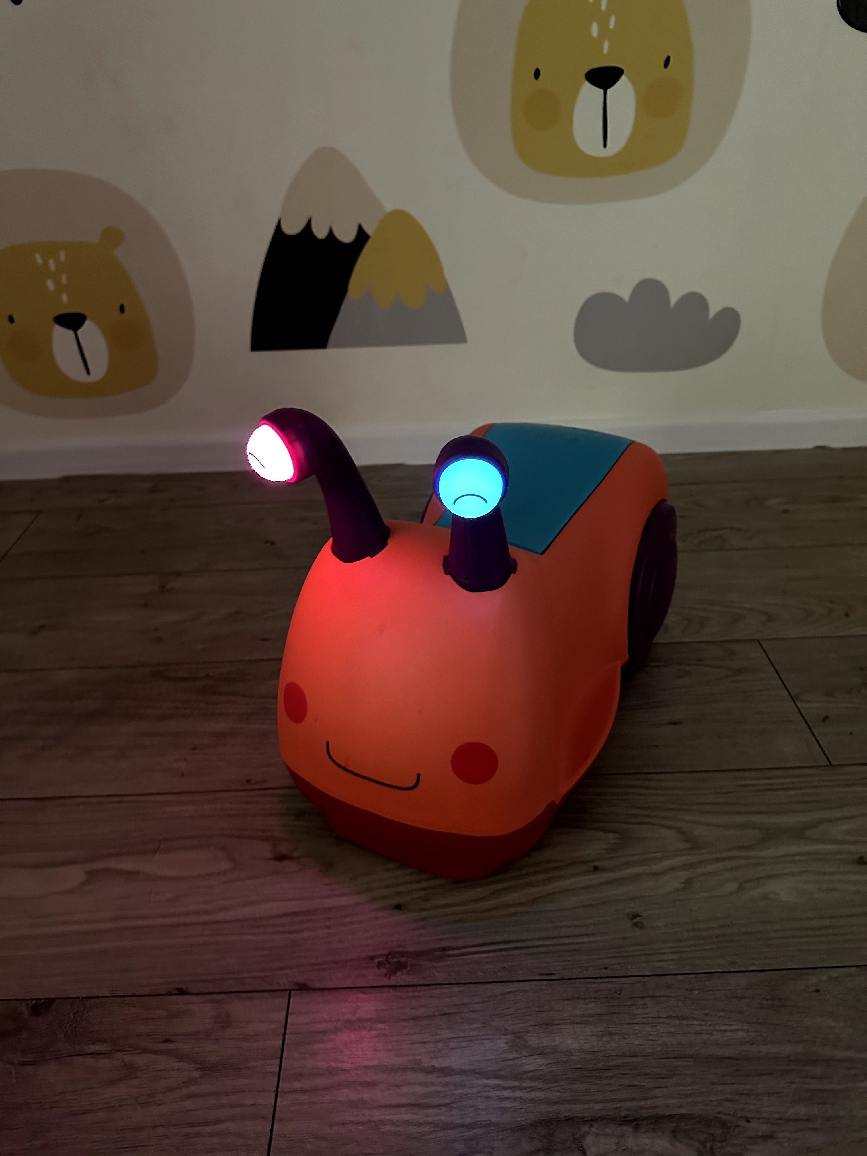 Jeździk żuczek buggly wuggly b.toys chodzik pchacz autko