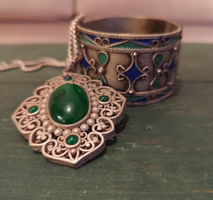Pulseira e pendente em esmalte e Jade. Valor individual