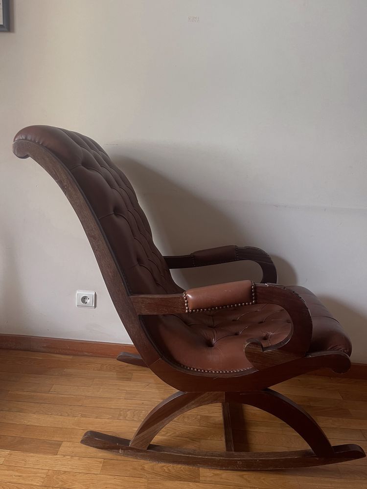 Cadeira de Baloiço Vintage em Pele Castanha com Banco de Apoio