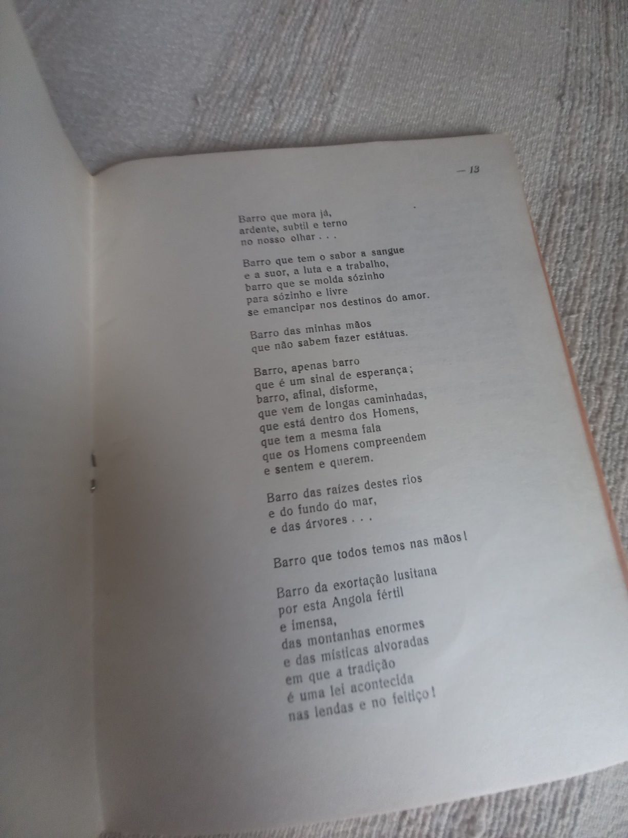 poesia de Angola Mário Mota Barro Vermelho e o Colono livro de 1965