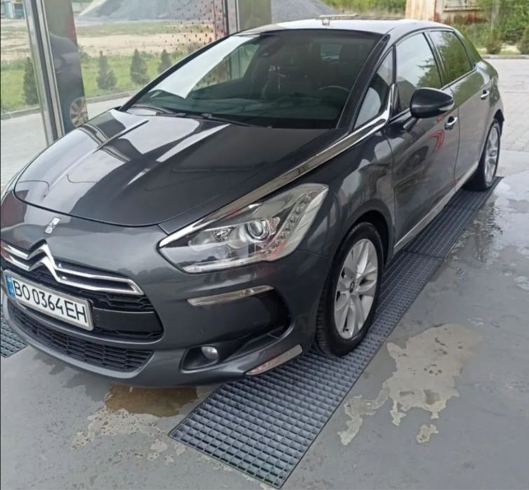Автомобіль Citroen DS5