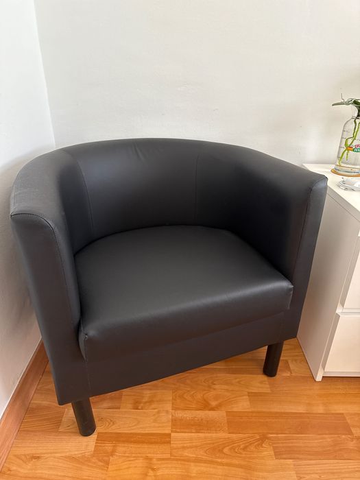 Cadeirão preto IKEA