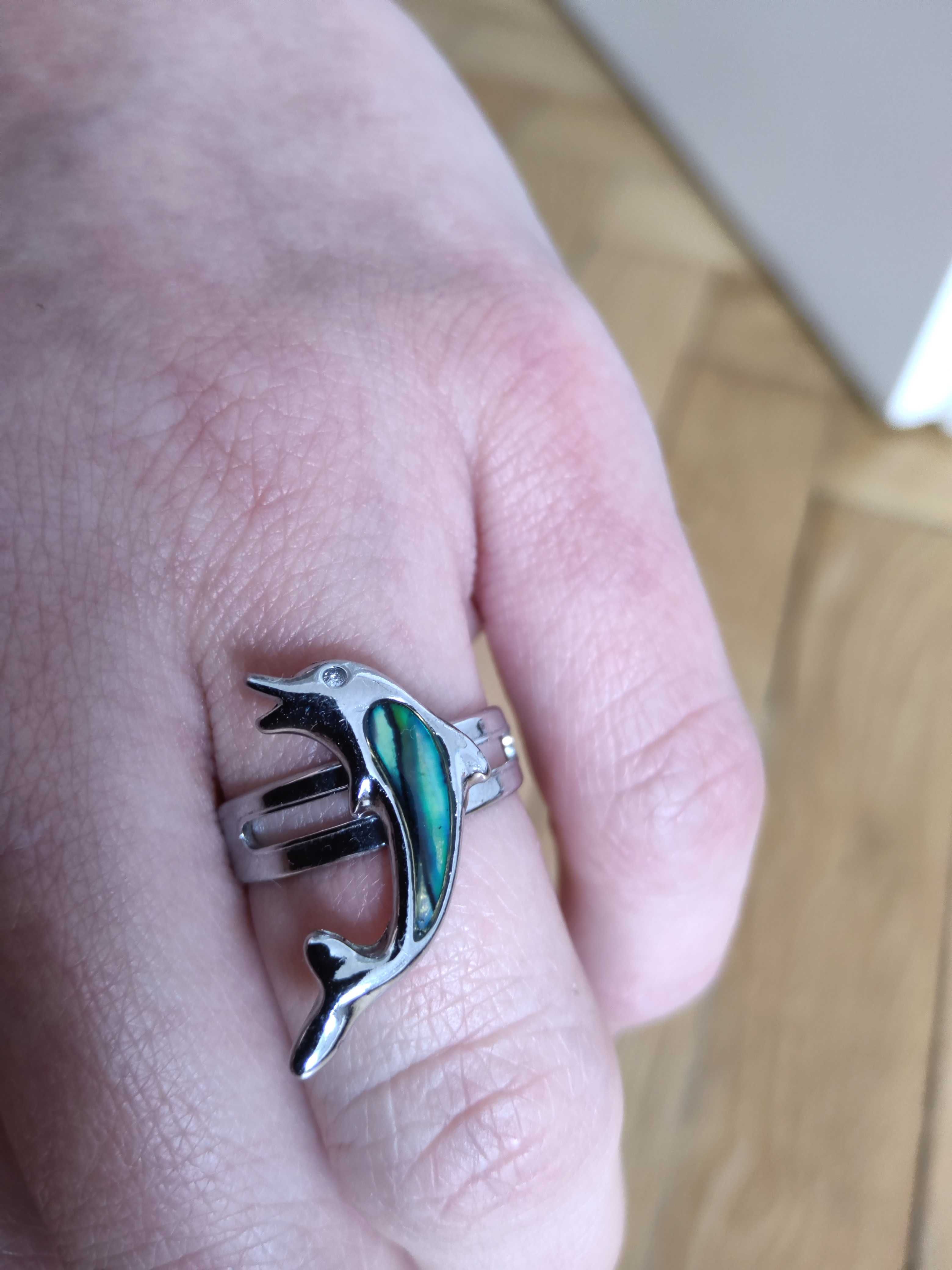 Pierścionek w kształcie delfina, mieniące oczko