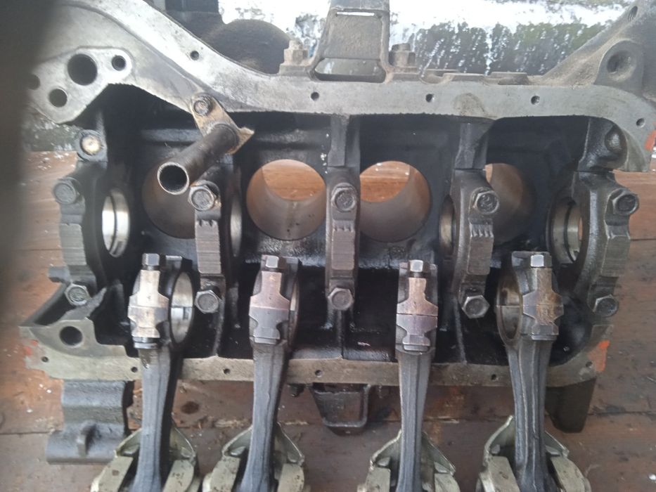 Блок двигуна з поршнями ваз 2107