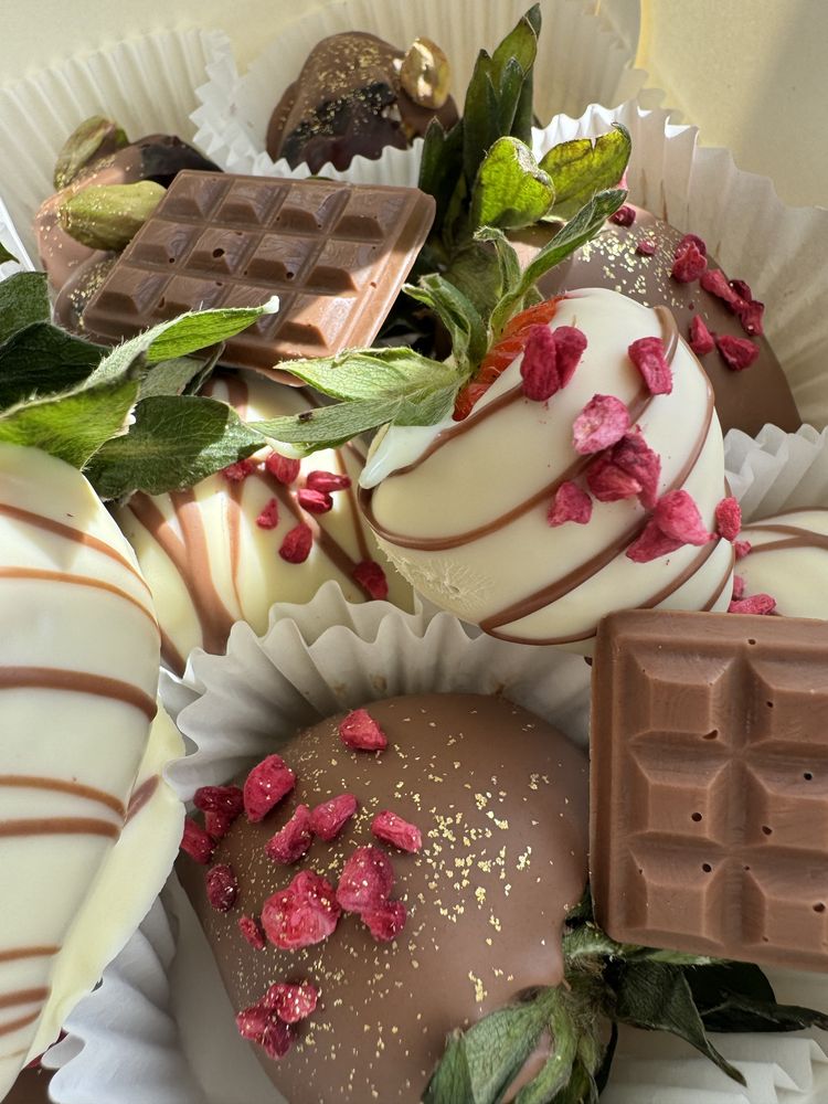 Полуниця та фініки в бельгійському шоколаді