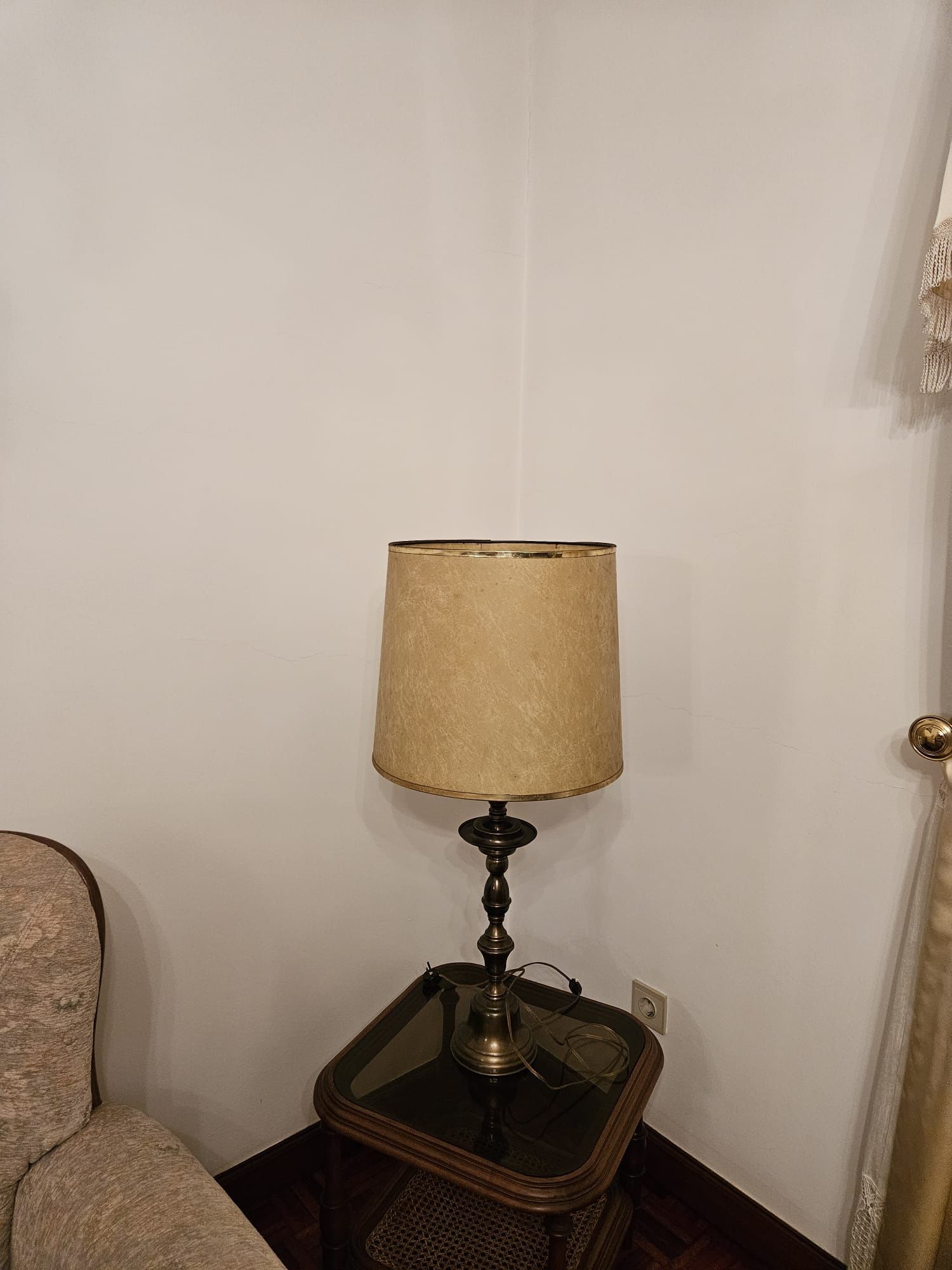 Sala de estar sofás, mesa de centro, mesa de apoio e candeeiros