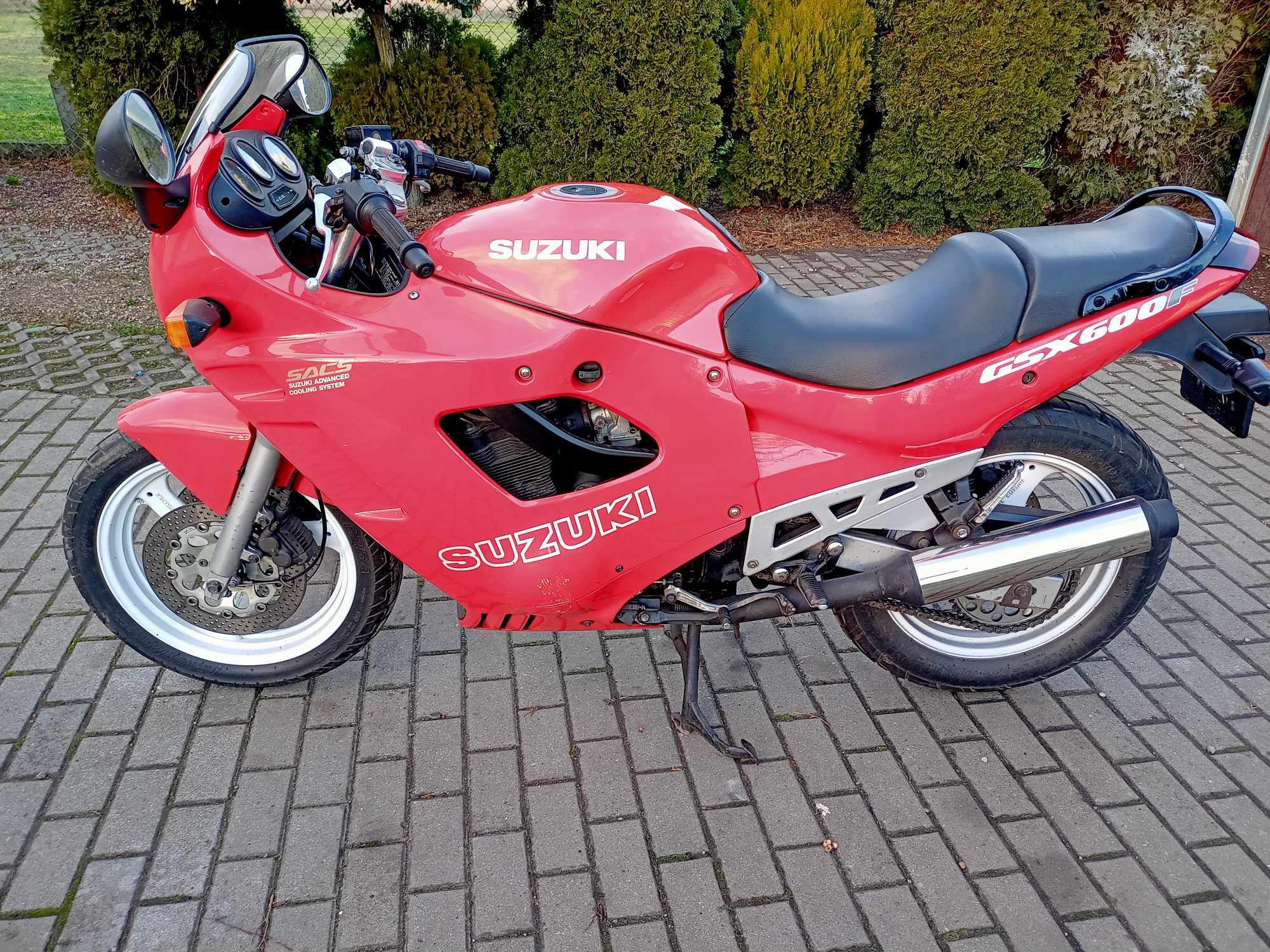 Suzuki    GSX 600!