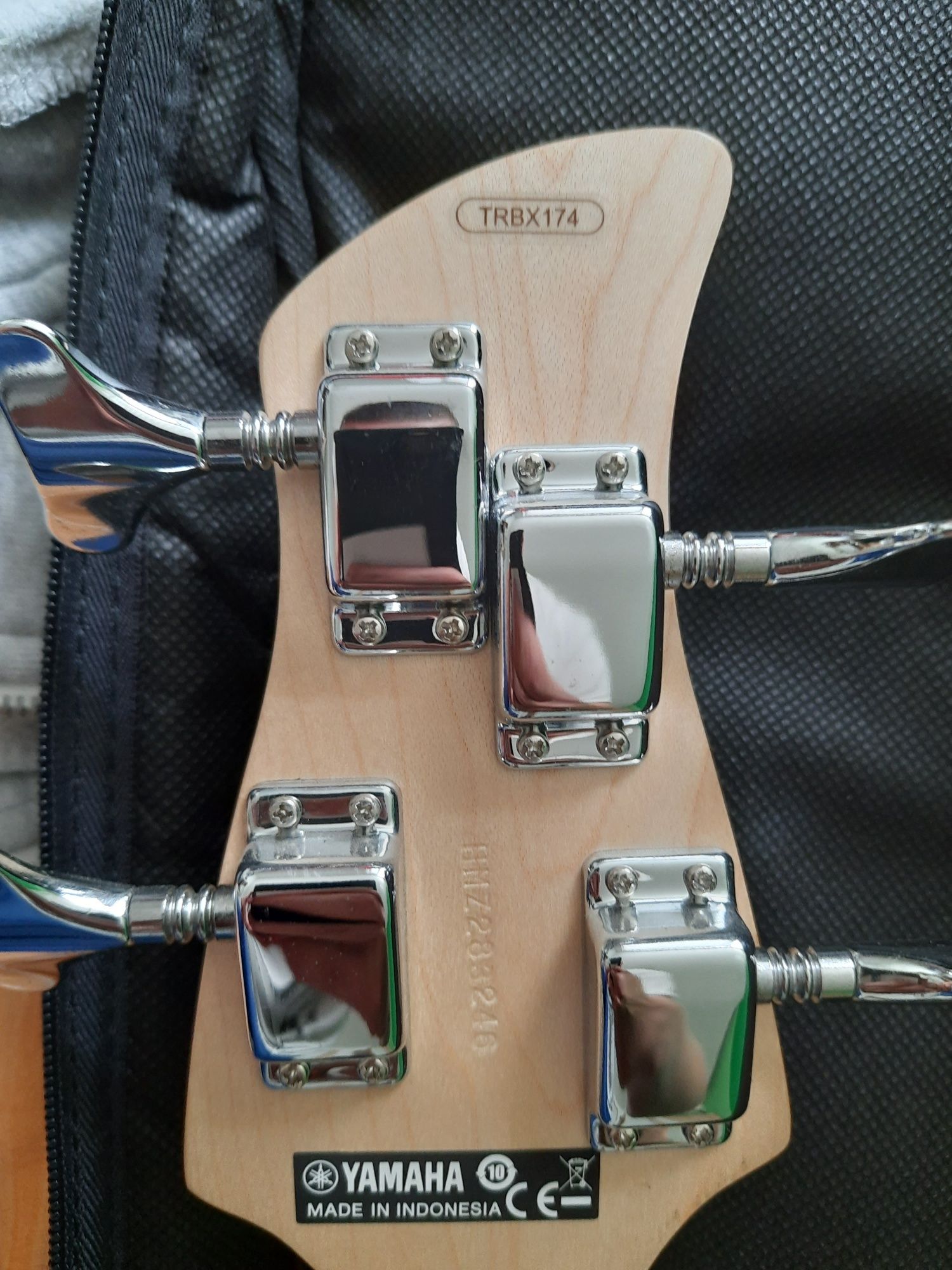 Gitara basowa Yamaha + wzmacniacz + uchwyty do montazu na sciane