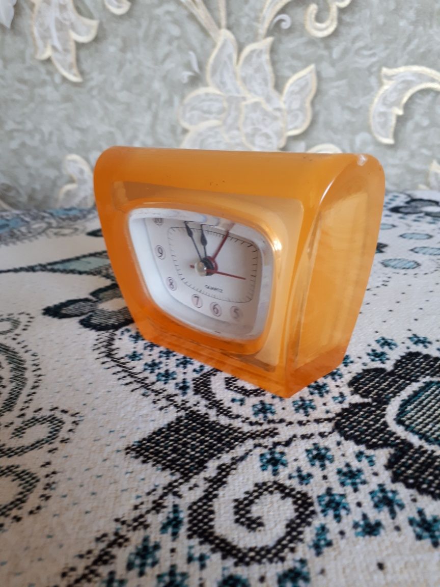 Настільний кварцовий годинник - будильник періоду  СРСР.