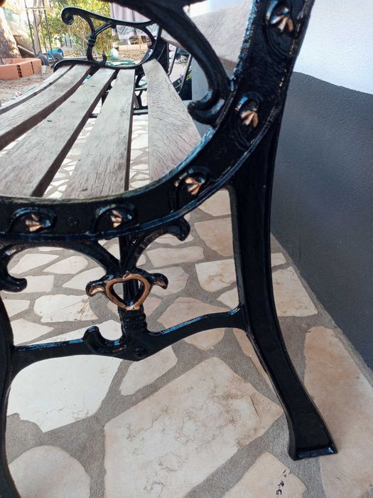 Lindo banco de jardim restaurado