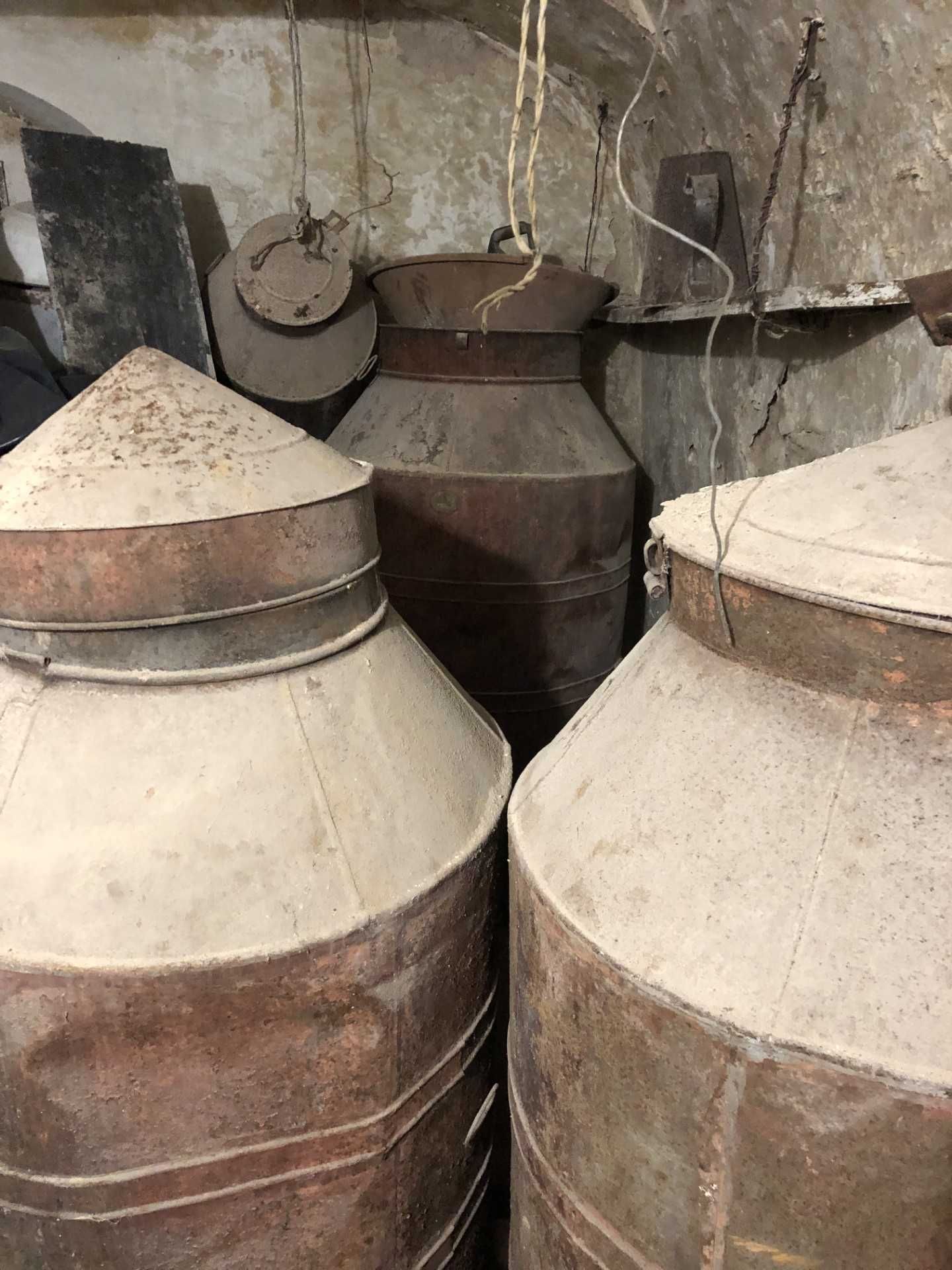 Talhas antigas de azeite, em lata, em bom estado.