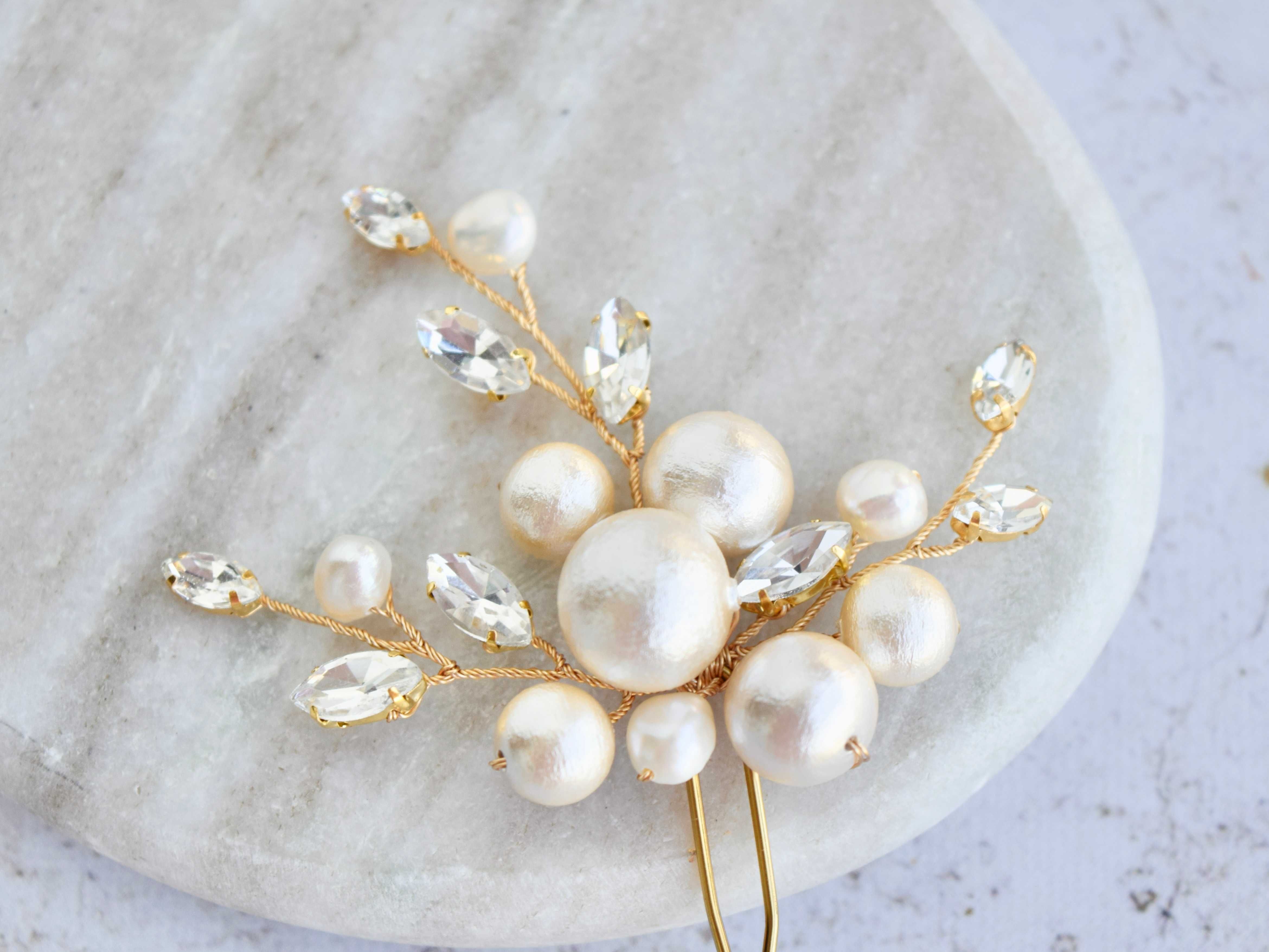 Złota kokówka z beżowymi perłami japońskimi i kryształkami