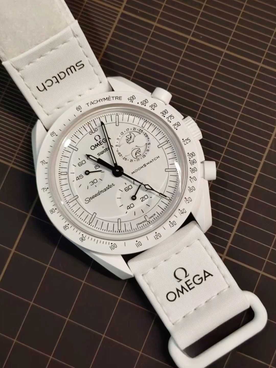 Omega x Swatch SO33W700 Snoopy: Faza Księżyca z Snoopym