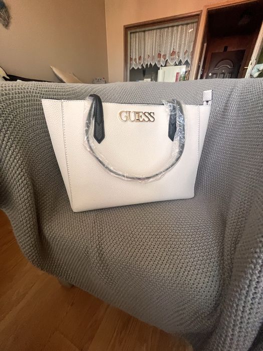 Torebka Guess o jasnym kolorze