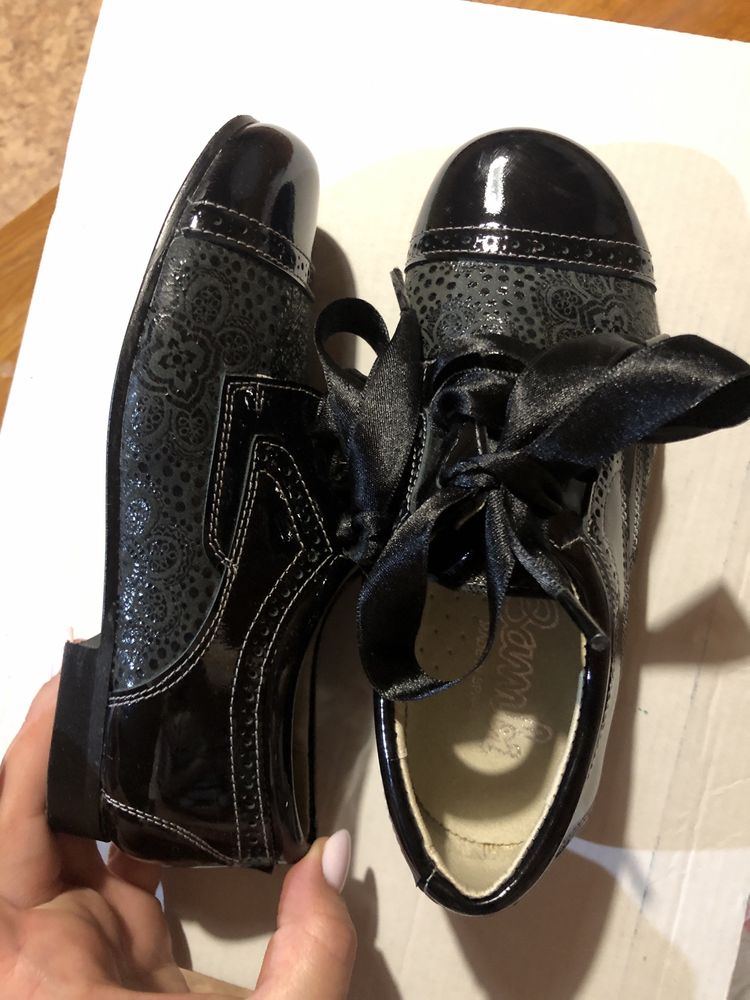 Гарні чорні туфлі на дівчинку 30 розмір
