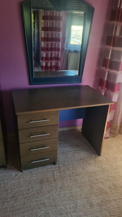 Komoda i biurko drewniane w kolorze zielonym
