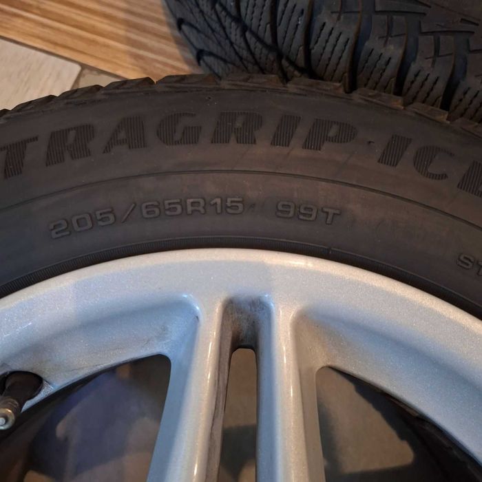 Колеса в зборі диски 114.3х5 резина зима 205х65х15р Goodyear