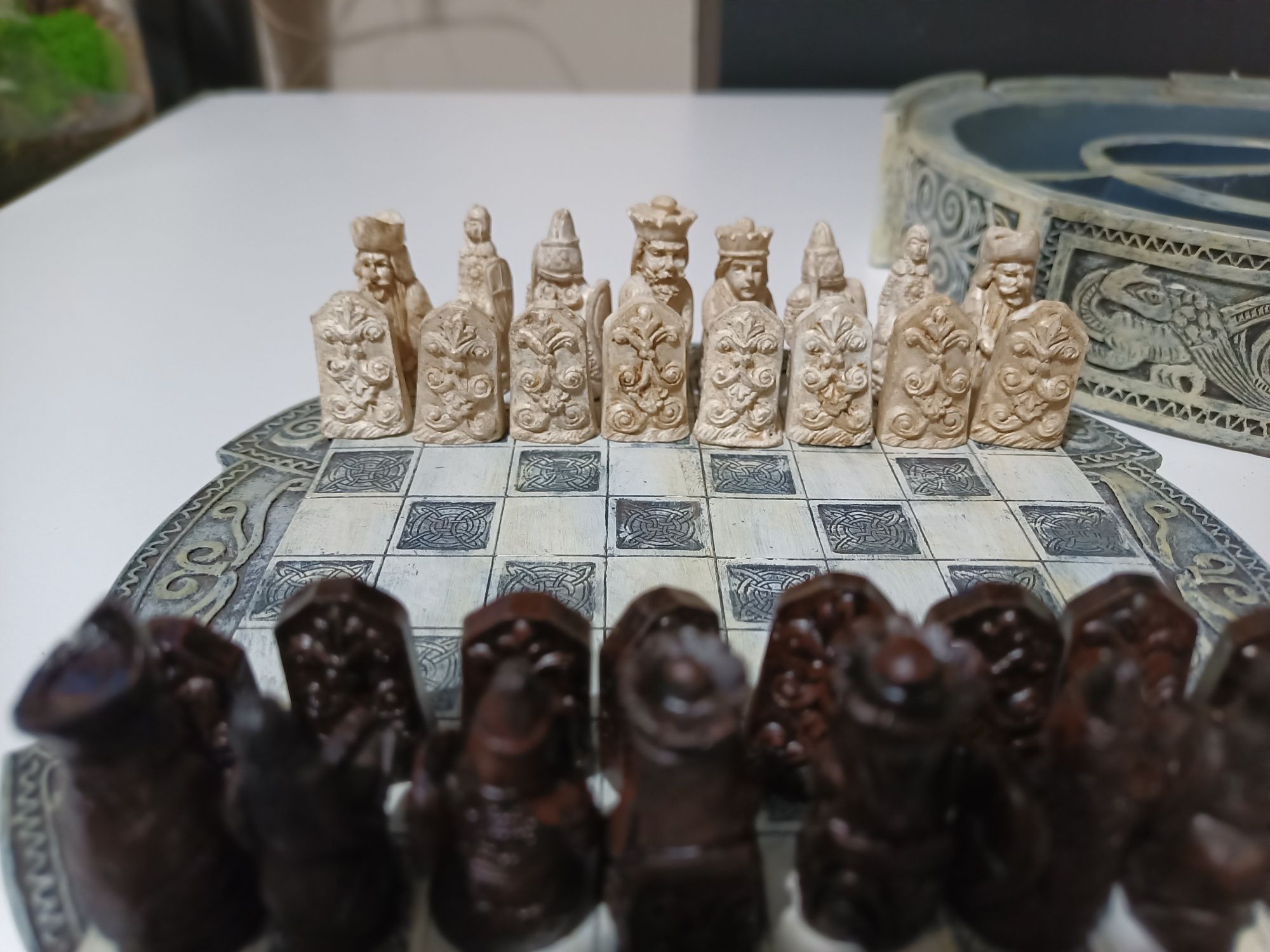 Szachy kolekcjonerskie "isle of Lewis chess"

Isle Of Lewis Compact Ce