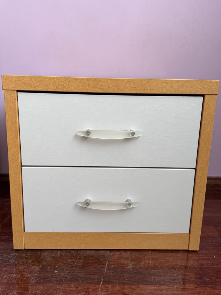 Cama com mesinha de cabeceira