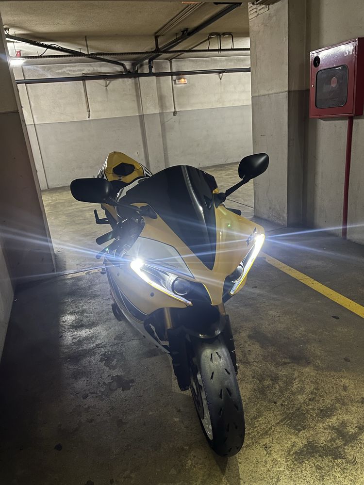 Yamaha yzf r1 crossplane witt Akrapovic